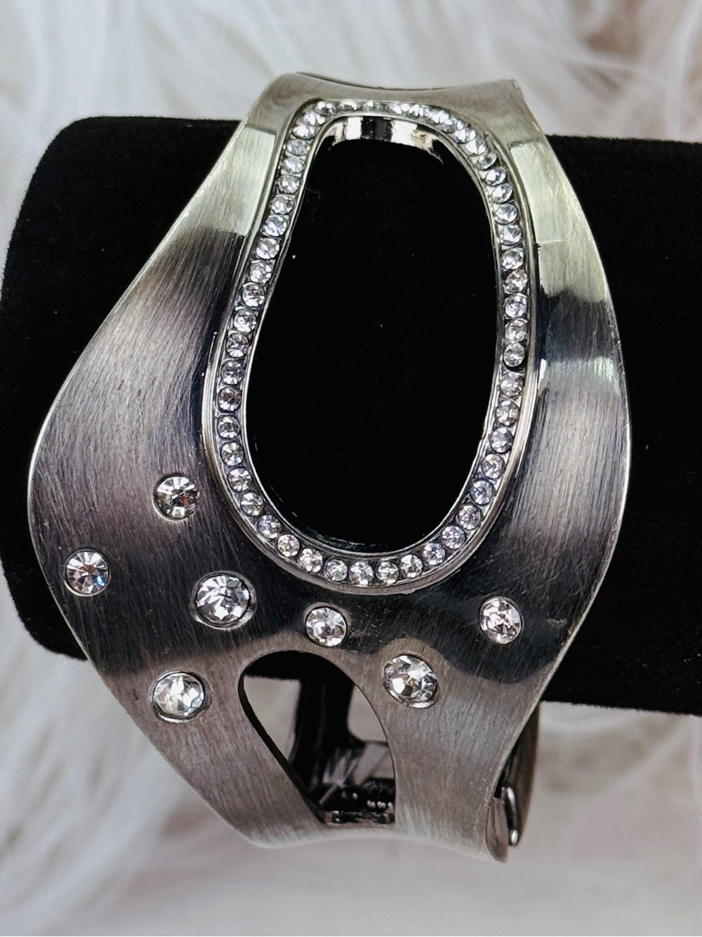 Gorgeous weighted Silvertone bling wideband statement bracelet - Picture 4 of 12